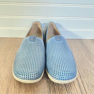 Earth Origins Women’s casual slip on shoes Color: Blue Size: 8